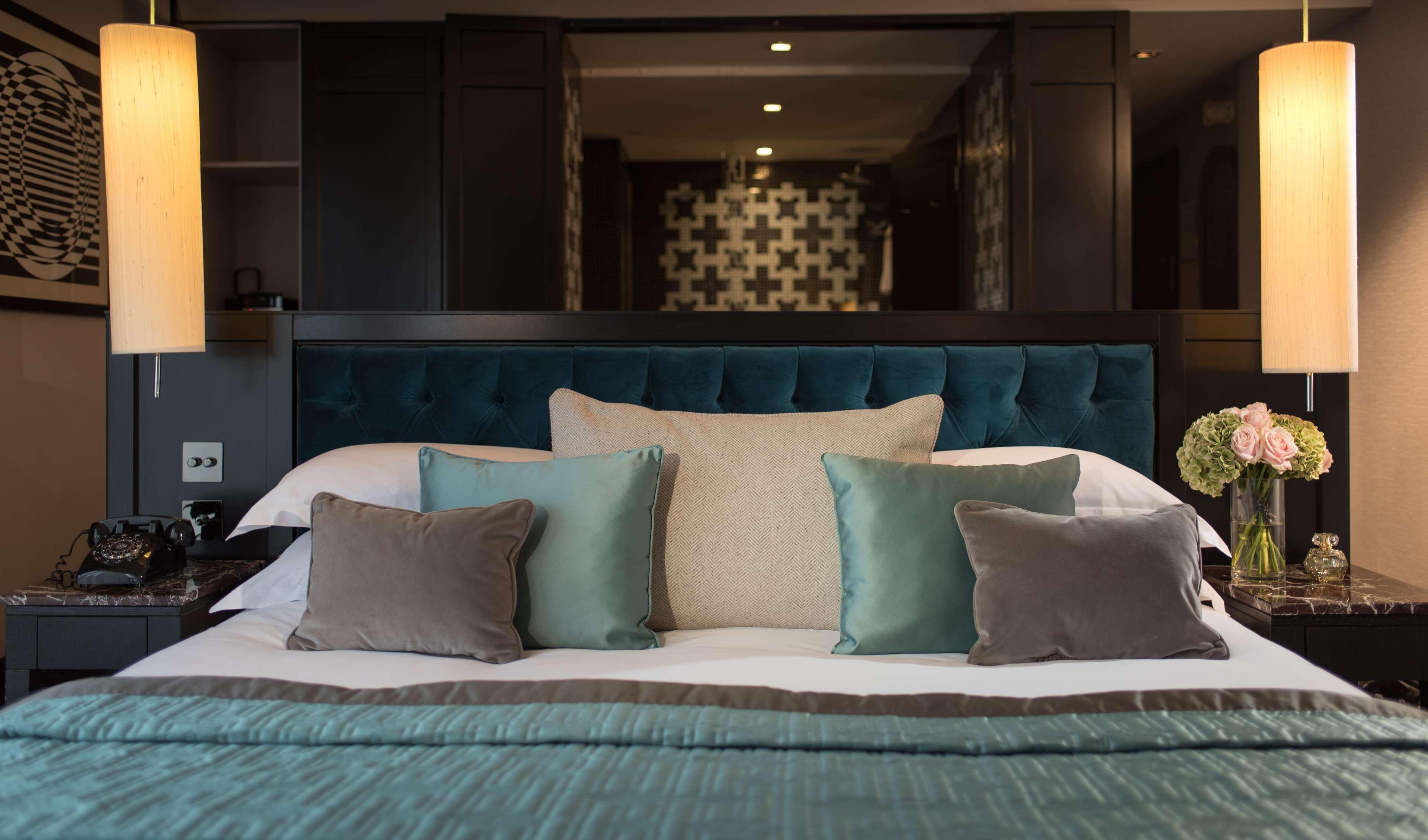 The Fitzwilliam Hotel Belfast Kültér fotó A bedroom at the hotel