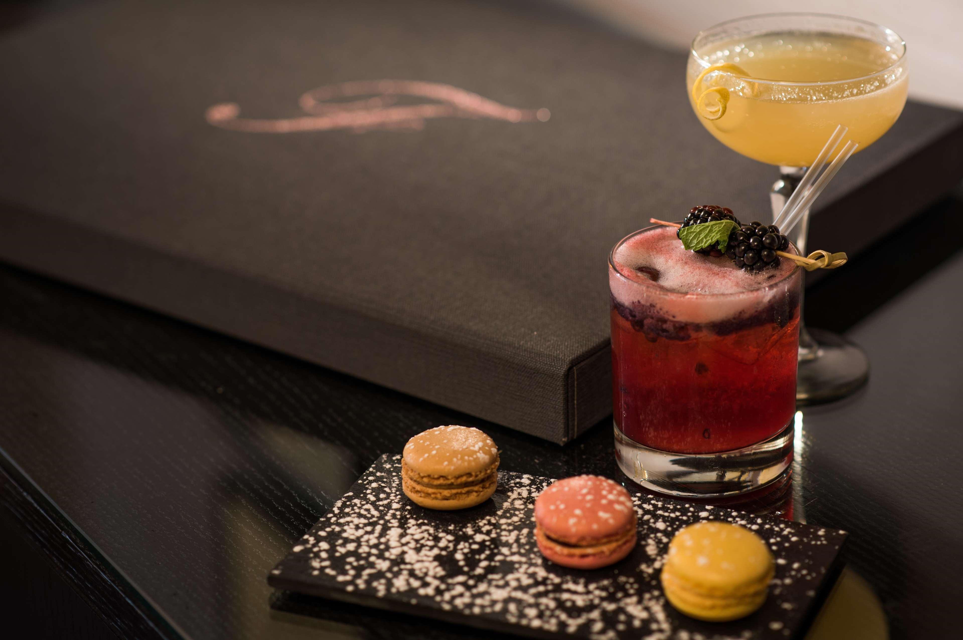 The Fitzwilliam Hotel Belfast Kültér fotó A cocktail at the bar