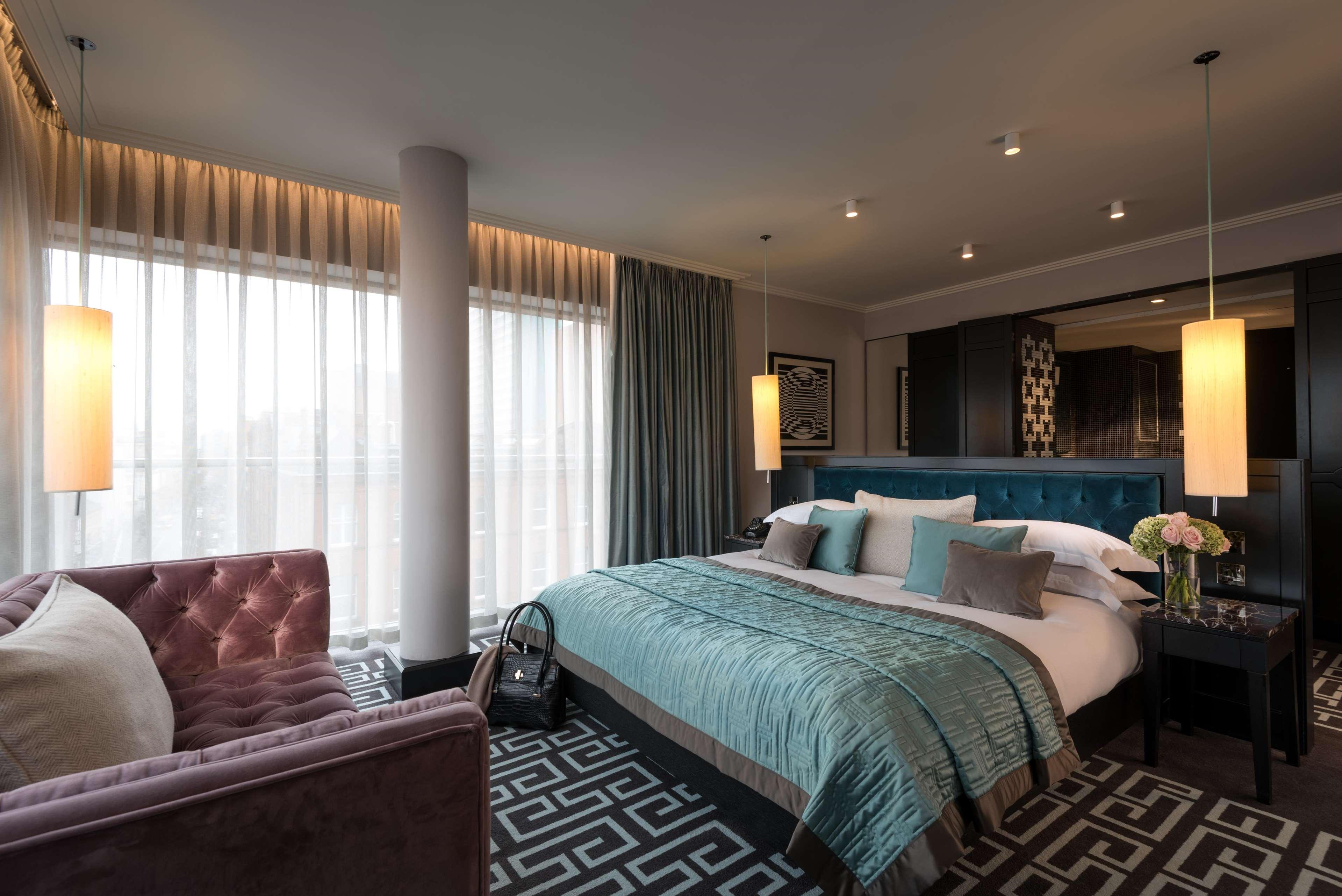 The Fitzwilliam Hotel Belfast Kültér fotó A bedroom at the hotel