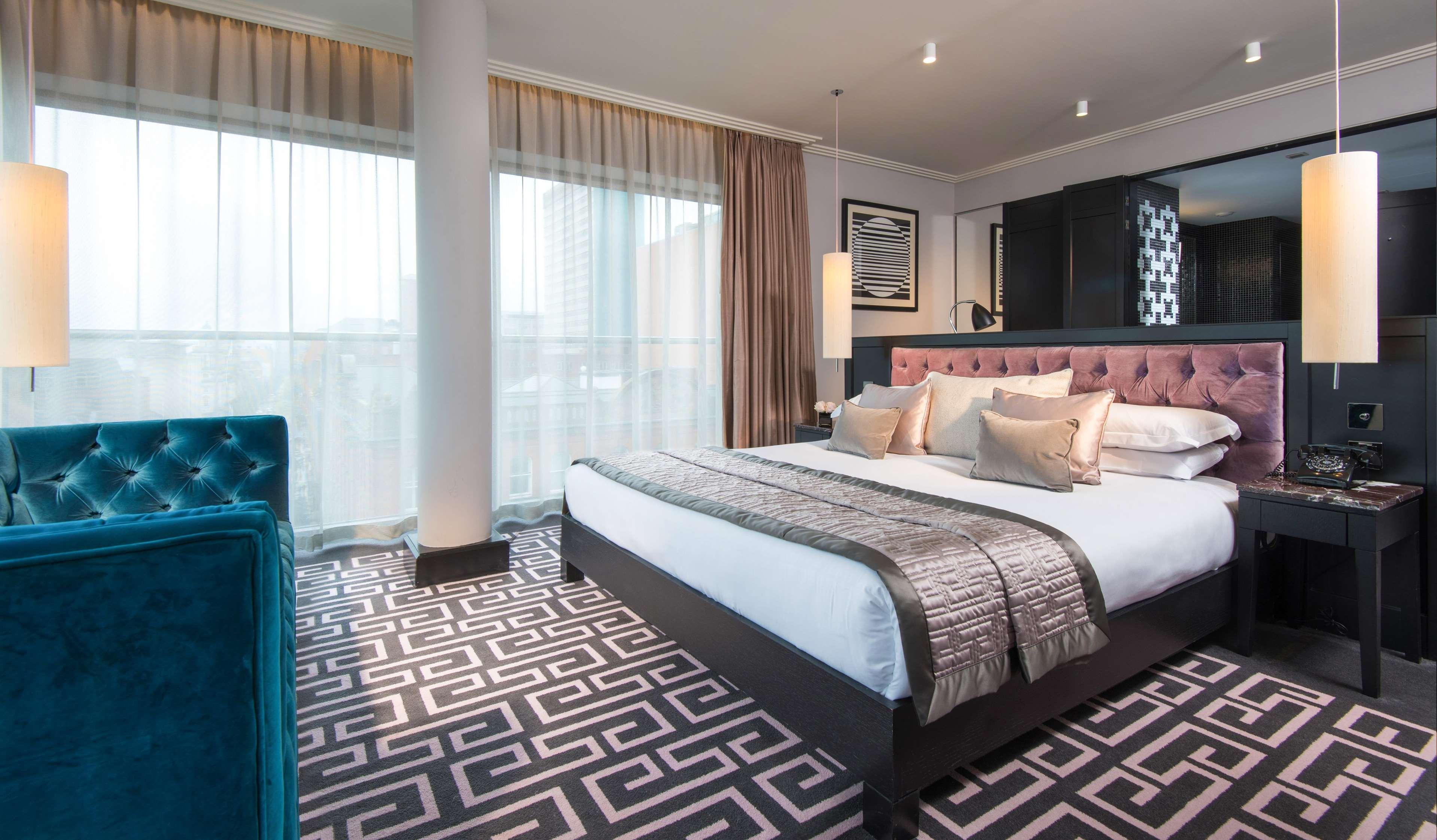 The Fitzwilliam Hotel Belfast Kültér fotó A bedroom at the hotel