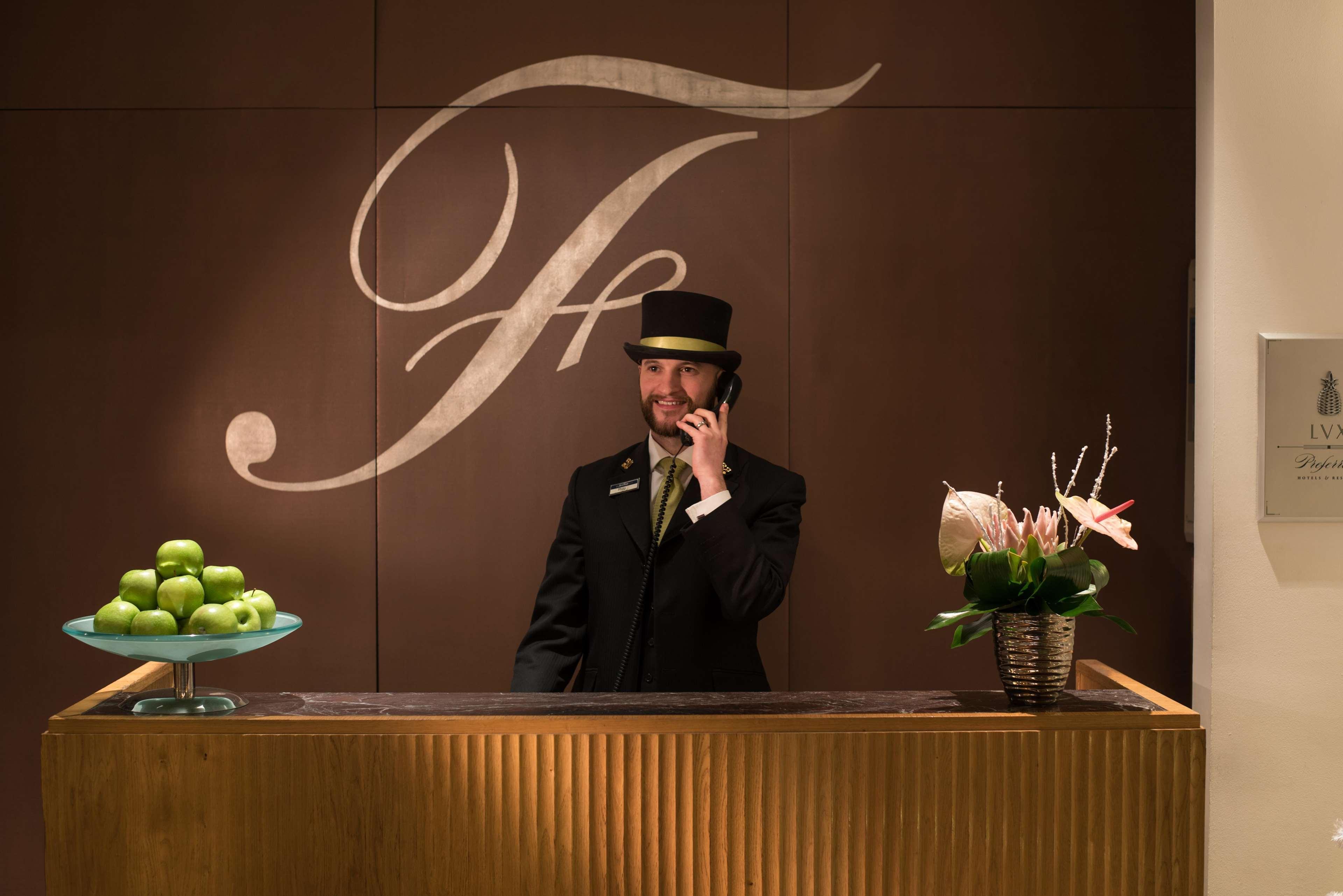 The Fitzwilliam Hotel Belfast Kültér fotó Concierge at the Four Seasons Hotel, Milan