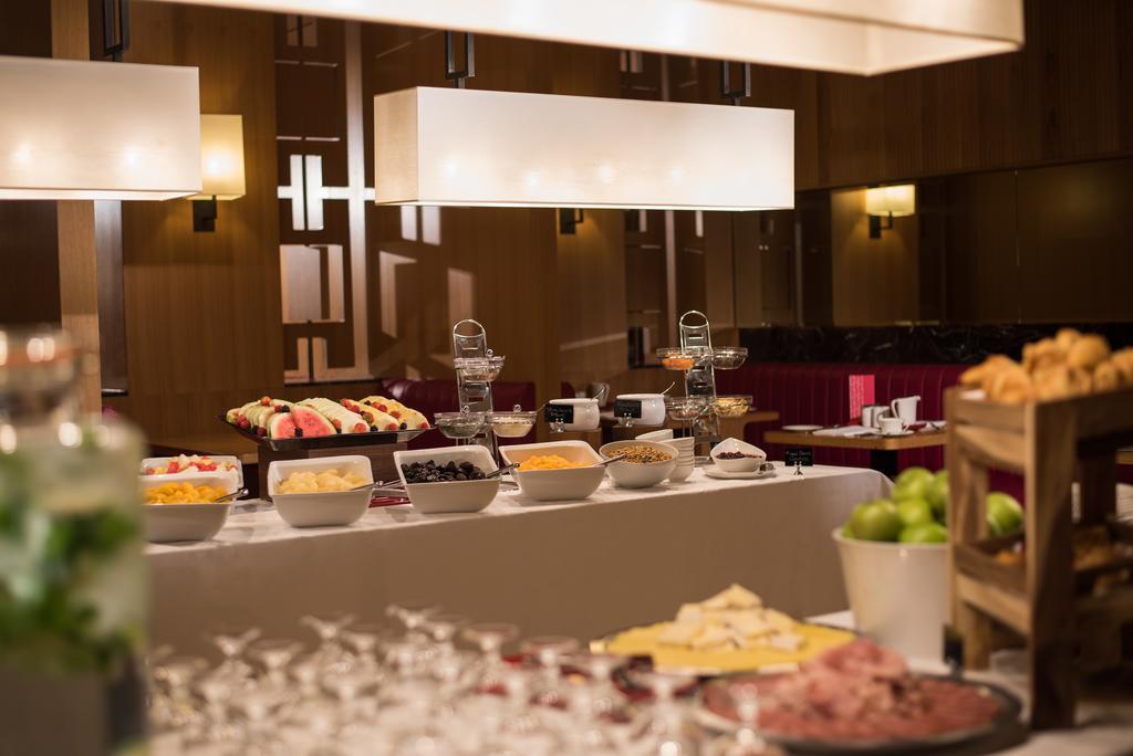 The Fitzwilliam Hotel Belfast Kültér fotó The buffet at the hotel